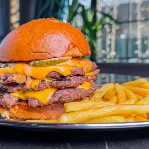 Triple Beef Burger (490/100г)